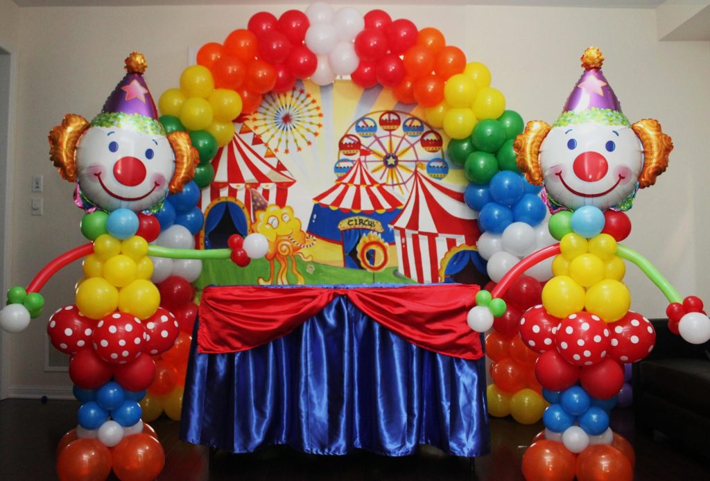 circus party decorations balloons arch